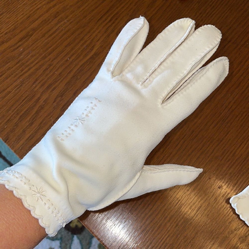 Vtg mid Century cream colored cotton‎ gloves with bead & embroidered design